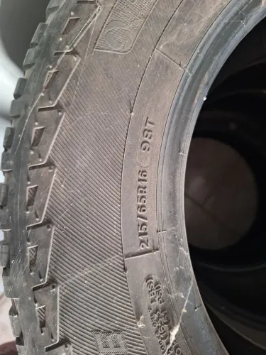 Vendo 4 pneus michelin 215/65/16 seminovo.