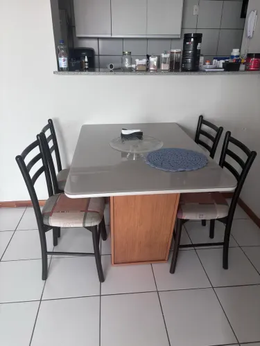 Mesa e cadeiras