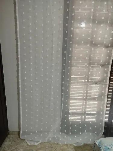 Cortina transparente com pompom