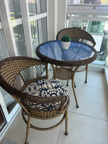 Venda de mesa e 4 cadeiras de vimi