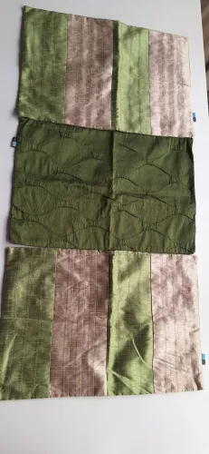 3 Capas de almofada em tecido acetinado em tons de verde e bege. 30x45cm