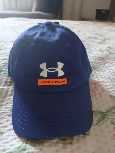 Bone under armour tamanho único, cor Roxa.