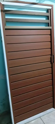 Portão de alumínio, com janela de alumínio. 