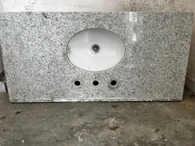 Bancada de Granito Branco Siema com uma Cuba embutida e torneira