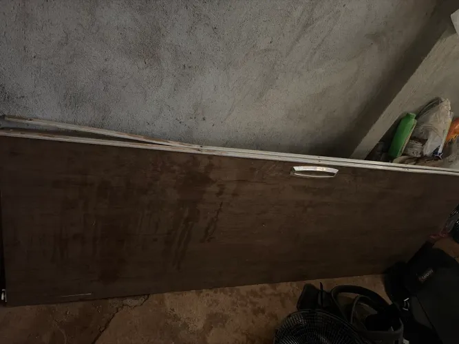 Doação de 2 portas grade de guarda roupa ?.