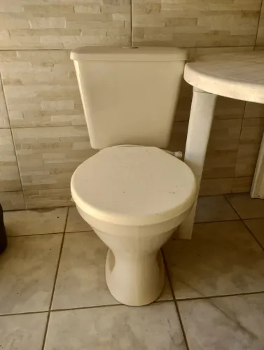 Vaso sanitário com caixa acoplada na cor bege