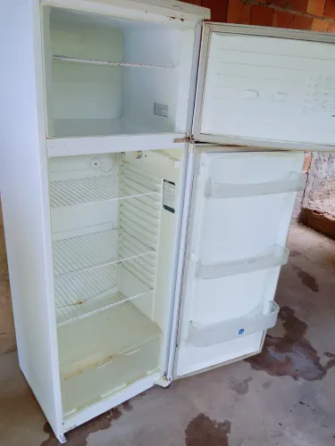 Vendo geladeira funcionando perfeitamente, top top , faço entrega , zap *