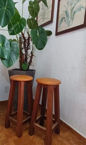 Par de banquetas madeira nobre detalhes em latão