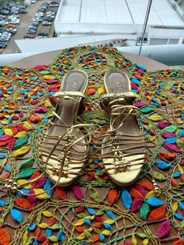 Sapato dourado Arezzo TAM 33