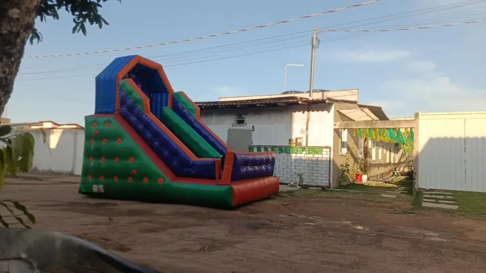 Pula pula e tobogã inflável