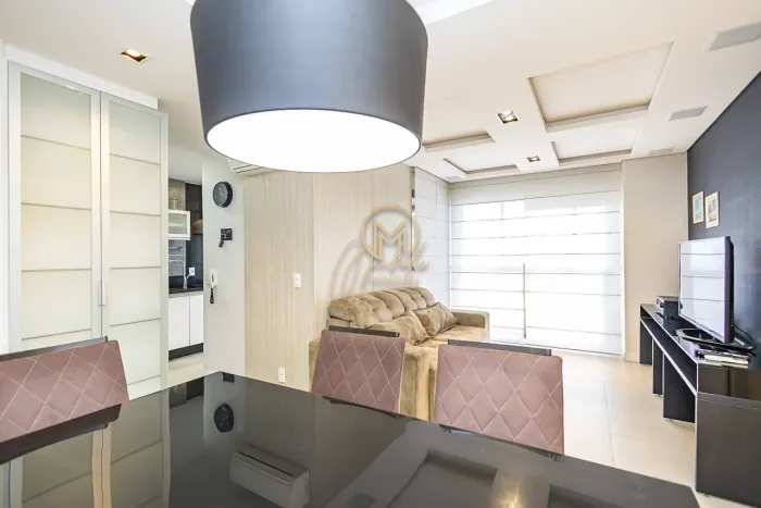 Apartamento semimobiliado à venda no Champagnat com 2 dormitórios, planta original de 3 qu