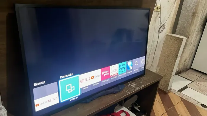 Vendo uma TV Samsung Smart de 49 polegadas ela está com detalhe mas não uso