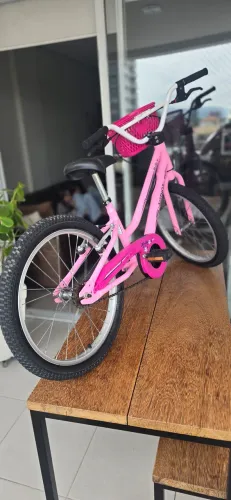 Bicicleta infantil aro 20, em excelente estado, praticamente sem uso.
