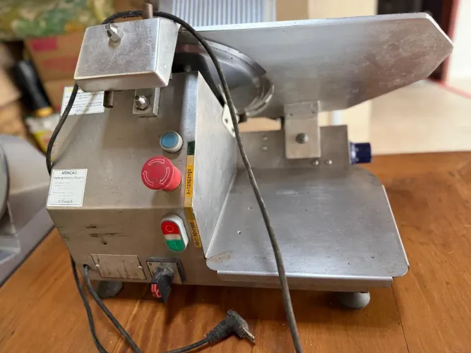 Fatiadora de Frios automática