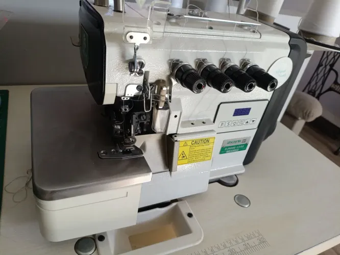 Máquina overloque