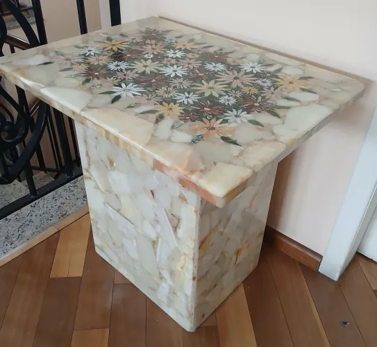 Mesa Auxiliar com pedras semi preciosas em Ônix natural 65x50x66 Tampo Pietra Dura