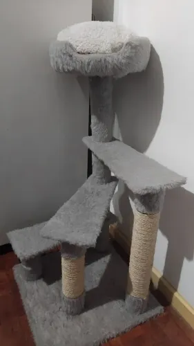 Puleiro com arranhador para gatos.