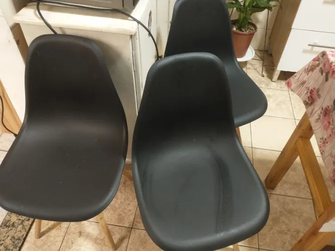 Cadeira polietileno  com pés de madeira 