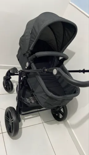 Carrinho de bebê COSCO com bebê conforto
