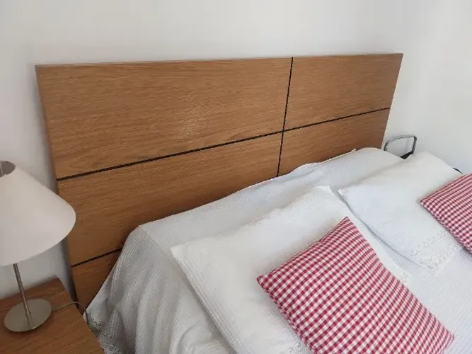 Cama QUEEN site (1,58 metro de largura por 1,98 metro de comprimento) + 2 criados