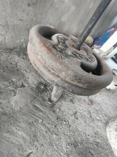 2 anilhas de 15 kilos e barra maciça
