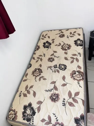 Base de cama solteiro + colchão em ótimo estado