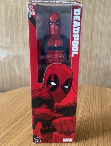 Deadpool Titan Hero Series da Hasbro, com cerca de 30 cm de altura.