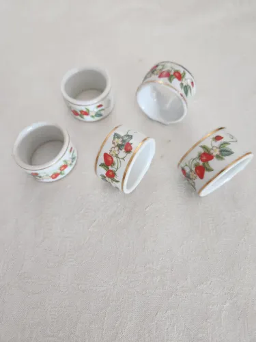 Conjunto com 5 porta guardanapos vintage de 1978 da Avon Strawberry Porcelain Collection.