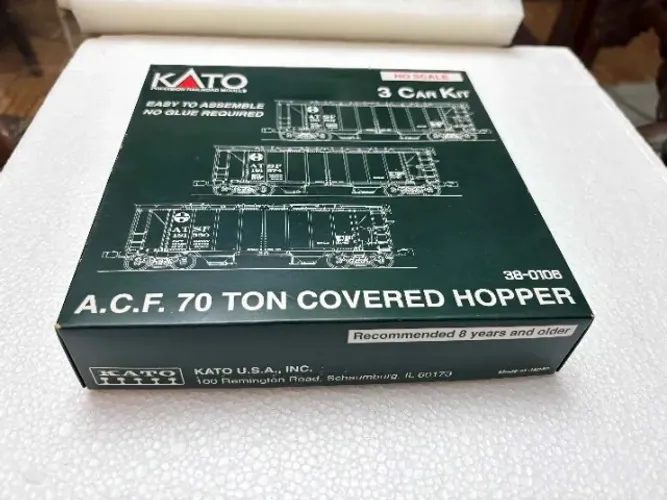 KATO HO A.C.F. 70 TON COVERED HOPPER SANTA FE