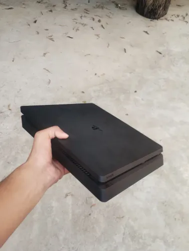 PS4 slim com 2 controles e 3 jogos* Leia a descrição