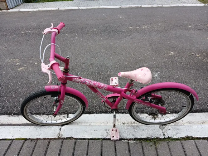 Vendo Bicicleta Infantil Caloi aro 20 em bom estado. Pequenos detalhes por ser usada.