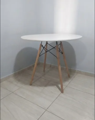 Mesa redonda com 4 banquetas 