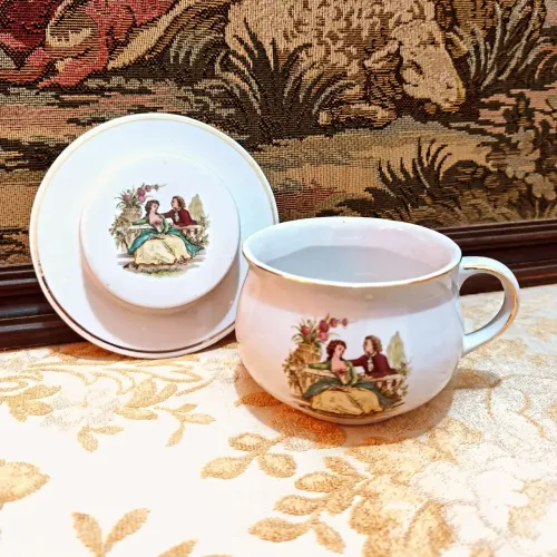 Xícara com pires em porcelana - cena galante 