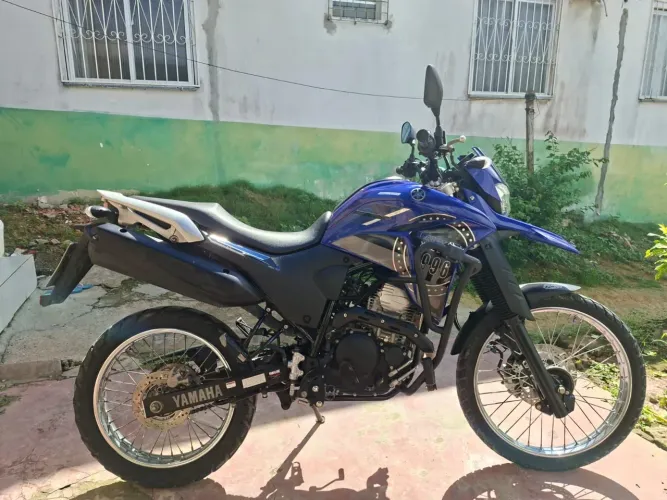 Vendo-Moto Lander XTZ250 Acompanha 3capacetes