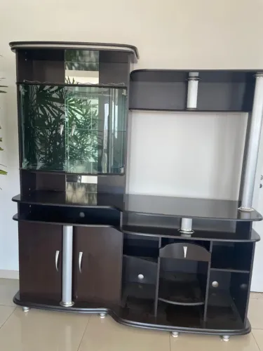 ESTANTE COM CRISTALEIRA
