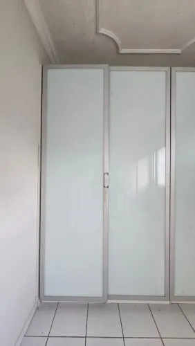 Guarda roupa projetado com porta de vidro