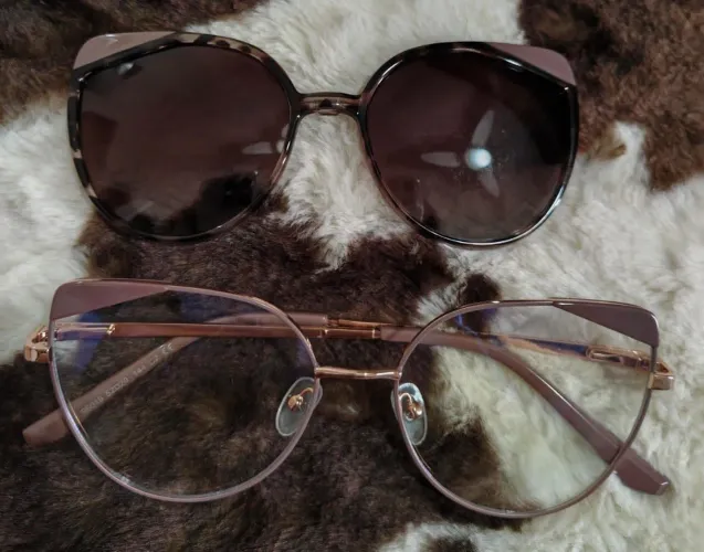 Vendo armação de óculos clip-on Feminino