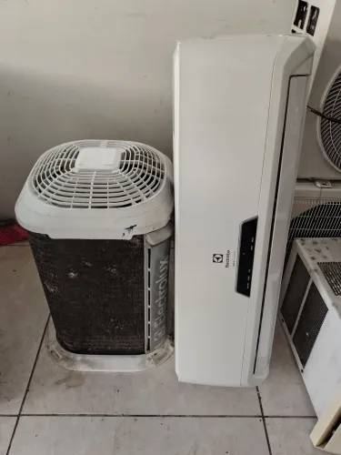 Vendo ar condicionado 12 mil BTUs com garantia 