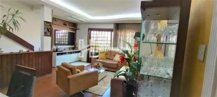 Sobrado com 4 quartos sendo 1 suíte e 2 vagas de garagem no Santa Maria