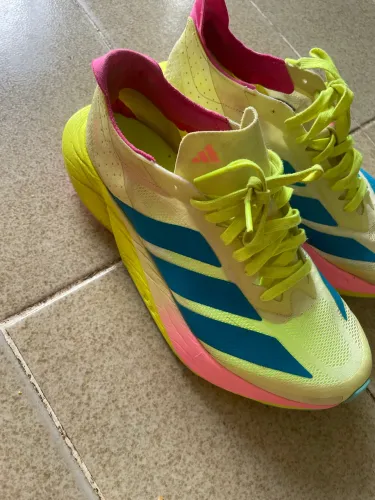 Tênis adizero usado poucas vezes