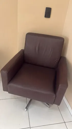 Poltrona de couro 200 cada