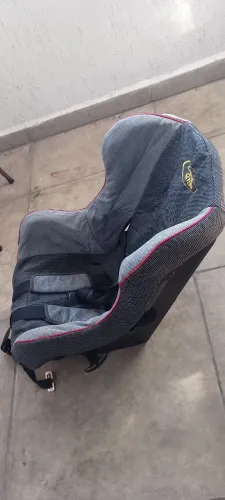 Cadeirinha de criança em veículo