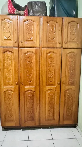 Guarda roupa de madeira