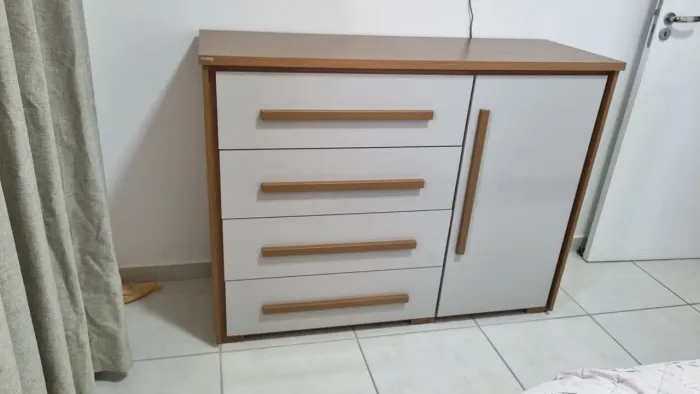 Comoda quatro gavetas  e uma porta comprimento  1,30 Altura 94 cm Profundidade 46 cm