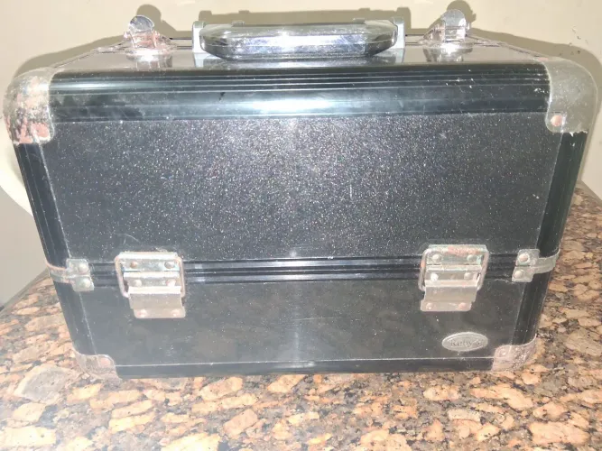 Maleta com material e equipamentos de depilação profissional.