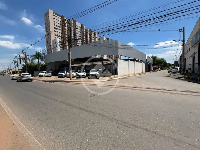 Barracão com aproximadamente 900m2 de área coberta, de esquina na Av. Fernando Corrêa. cod