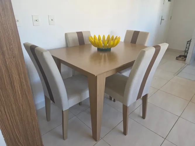 Mesa de Madeira com 4 Cadeiras