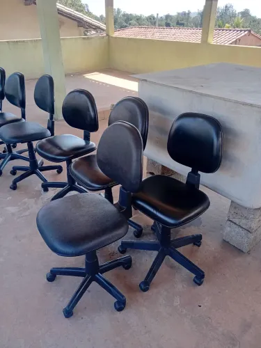 Cadeiras de escritório com rodinhas pretas em corino