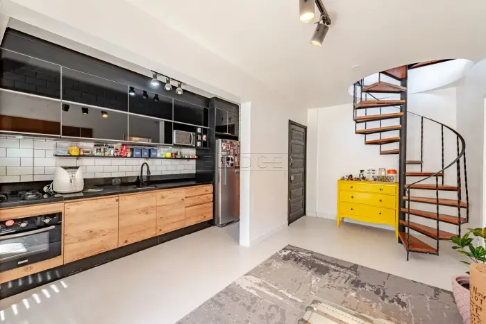 Duplex para venda possui 117 metros quadrados com 3 quartos em Menino Deus - Porto Alegre