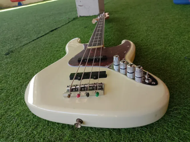 Baixo tagima TJ B4. ativo jazz Bass